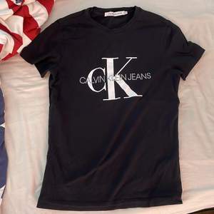 Skön svart Calvin Klein T-shirt. Säljer eftersom den inte används längre. Köpt för 500kr, säljer dock för 200kr. Kan frakta, annars kan jag mötas i Stockholm. 