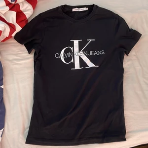 Calvin Klein T-shirt  - Skön svart Calvin Klein T-shirt. Säljer eftersom den inte används längre. Köpt för 500kr, säljer dock för 200kr. Kan frakta, annars kan jag mötas i Stockholm. 