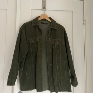 Grön vårjacka - Säljer en grön vårjacka från Zara💓 Storlek XS men oversized. Frakten kostar 66kr ☀️
