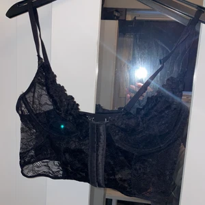 Topp / bh  - En svart topp / bh i spets. Använd vid få tillfällen. Storlek 75B från NLY