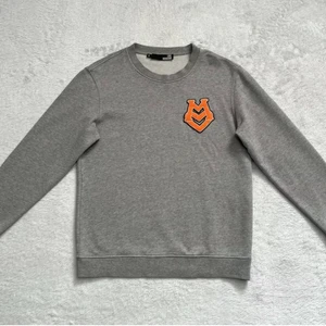 Moschino crewneck - moschino tröja utan alla onödiga tryck. Storlek S passar liten M. 9/10 cond som ny, - herr. Hör av er 🚀