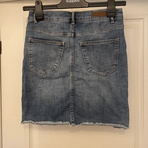 Jeanskjol  - Figurnära blå jeanskjol från veromoda. Materialet är stretchigt och passformen är smickrande på figuren. Normal i storleken. Kjolen är endast använd ett fåtal gånger och är fortfarande i mycket gott skick. Ordinarie pris: 299kr