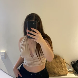 FESTTOPP - Säljer min snygga festtopp fråm gina tricot då jag inte använder den, använd 1 gång💕 pm för fler frågor 