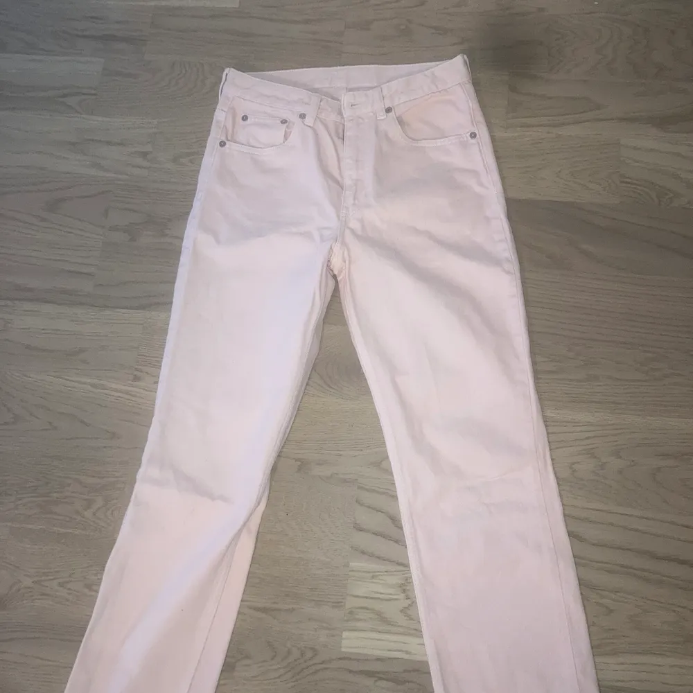 Säljer ett par rosa arket jeans i storlek 27🥰 Kan skicka fler bilder om det önskas🥰. Jeans & Byxor.