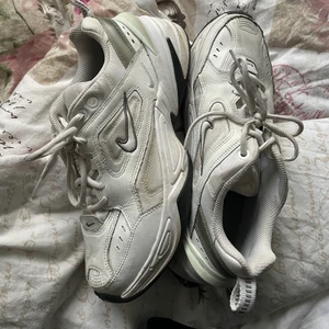 Nike tekno sneakers - Storlek 40,5. Nike skor i bra skick, sparsamt använda, totalt 5 gånger kanske.  Nypris 1100 kr