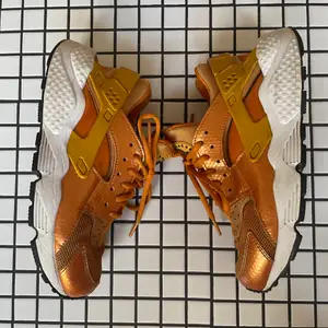 Nike Huarache i orange i storlek US 7 EU 38. Sparsamt använda 