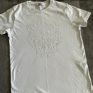 En vit kenzo t-shirt i storlek S