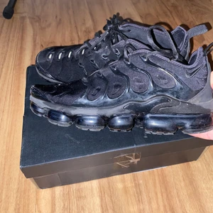 Nike vapor Max plus - Ett par Nike vapor Max plus som i nypris kostar de 2400kr. Storlek 44 och använda ett fåtal gånger och inga skador så de är i bra skick.
