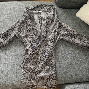 Blus  - Mönstrad blus ifrån Cubus i storlek 34. 