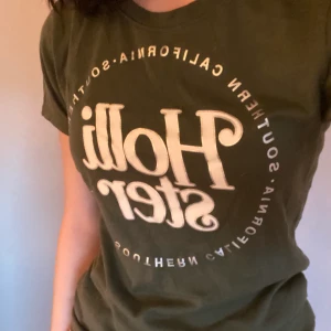 t-shirt - grön t-shirt från hollister i bra skick💛