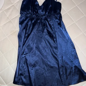 Klänning  - En kort klänning. Jätte fin införseln precis som på bilden. Använd 