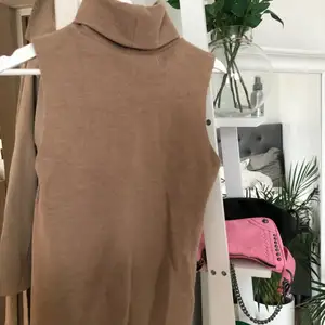 Charmigt beige/brunt set från Zara som är helt slutsålt! Nästan helt oanvänt! Kontakta vid fler bilder!💕 Storlek S på både byxor och tröja! 