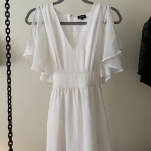 Studentklänning  - Perfekt till student eller annat skoj, knytning i ryggen. Denna är i strl 34 men e lite stor så jag skulle säga att denna e 36 (lite beroende på kroppstyp oxå) från bubbleroom