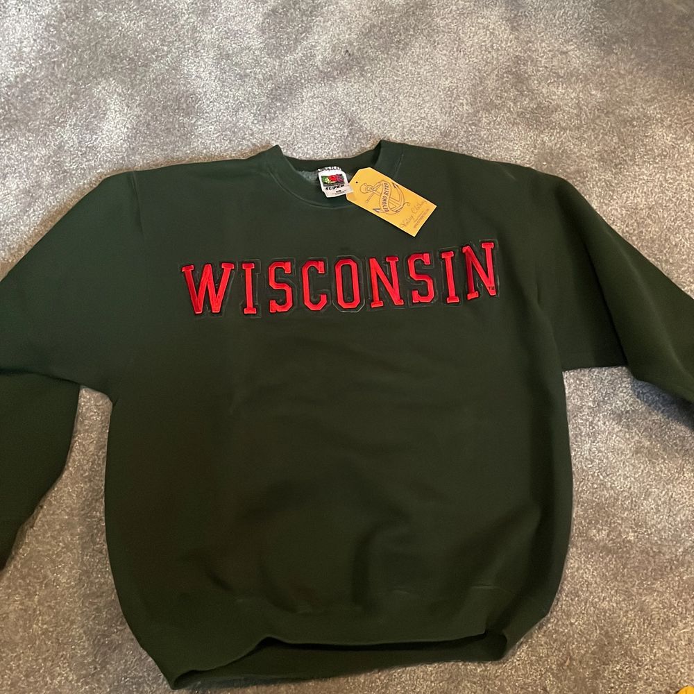 Helt ny sweatshirt köpt på beyond retro, jag har aldrig använt den. Säljer pga fel färg. . Tröjor & Koftor.