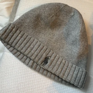 Mössa - En Ralph lauren mössa ,tyvärr har den krympt i tvätten och passar ej länge mig !,köpt på jonhells ,kastar den eller så skänks den bort i veckan !