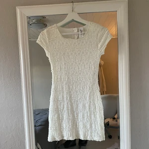 Vit klänning - Vit spetsklänning, funkar till skolavslutning, studenten. I storlek XS. Köpt utomlands så du kommer vara unik med att bära den! Mitt pris: 100 kr
