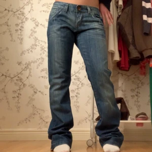 Miss sixty jeans - Skitsnygga lågmidjade bootcutjeans från miss sixty! Så sjukt snygg passform och coola bakfickor😊😊 superlånga för mig som är 158:) härlig färg perfekt till våren och cool knapp med detaljer, kan skicka fler bilder! Köpare betalar frakt🙃🙃🙃mycket Y2k vibbar, står att det är storlek 29 men skulle säga att det är en w27 L34. Många intresserade=budgivning<3