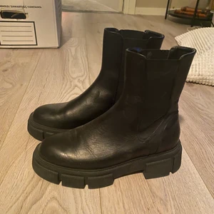 Zara boots - Boots från zara endast använd en gång, storlek 38