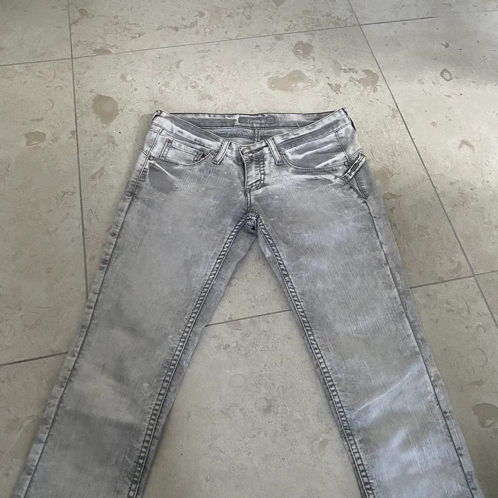 Måste sälja vidare mina supersnygga grå lågmidjade jeans då de tyvärr var för små för mig! Har alltså inte möjlighet att skicka några bilder med jeansen på eftersom de inte passar, men övriga bilder är bara att fråga om! Innerbenslängd: 86 cm Midjemått: 77 cm STORLEK: 26/34 (skulle säga att de motsvarar XS eller en strl 32 / strl 34 i jeans). Jeans & Byxor.