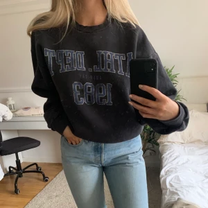 Svart sweatshirt  - Svart sweatshirt ifrån Gina Tricot. Köpt förra året, men har knappt använt den, så den är i fint skick! Strl S men är oversized! Skriv om du har några frågor!🥰🥰