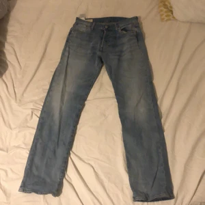 levis 501 - W:30 L:32 Säljer dess eftersom jag inte har denna stilen längre och inte använder dem. Köpta 2021 och nästan oanvända. Pris kan diskuteras.