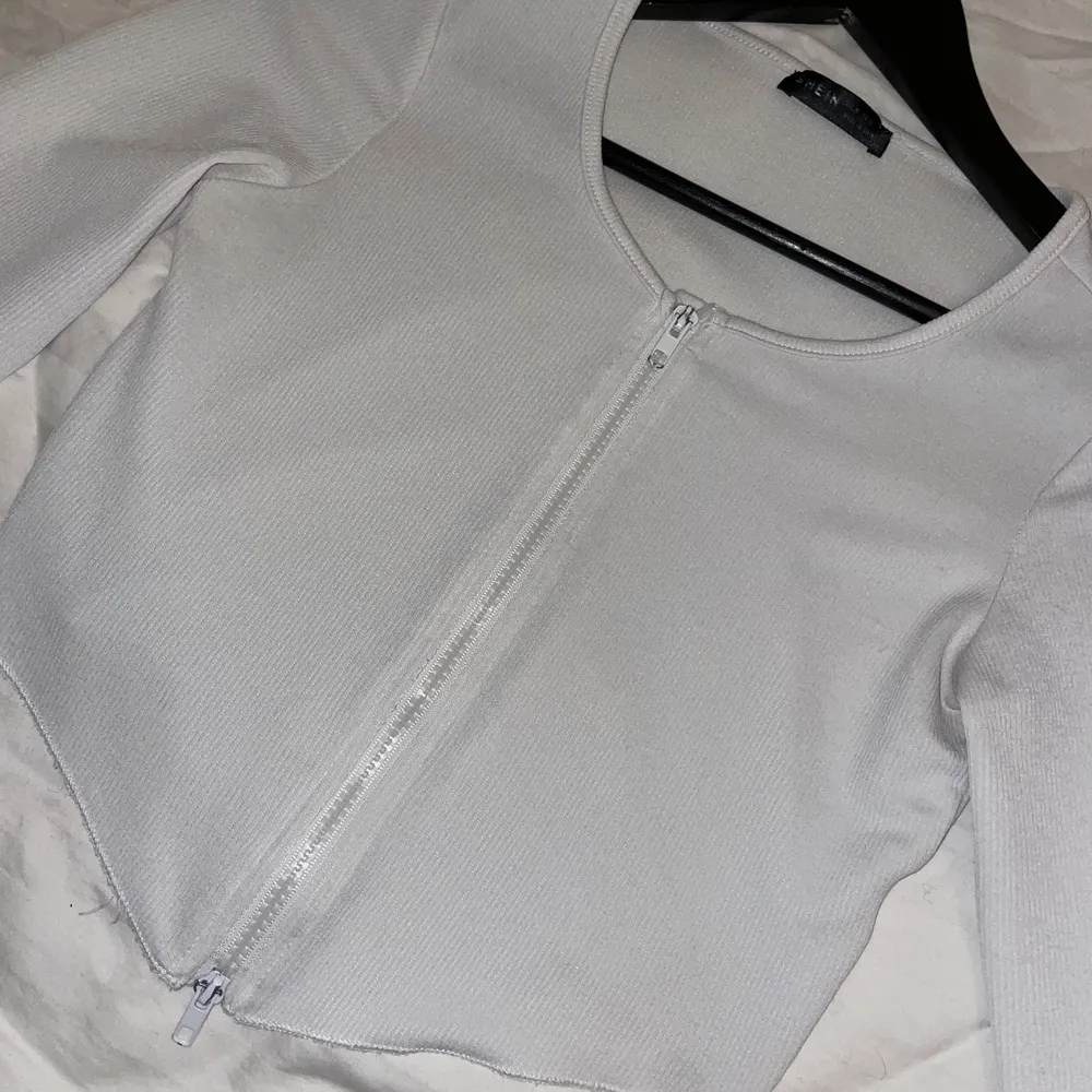 Jätte fin vit långärmad tröja med dragkedja strl M men sitter som S. Säljer pågrund av att jag aldrig andvänder den💗 frakt 62kr . Tröjor & Koftor.