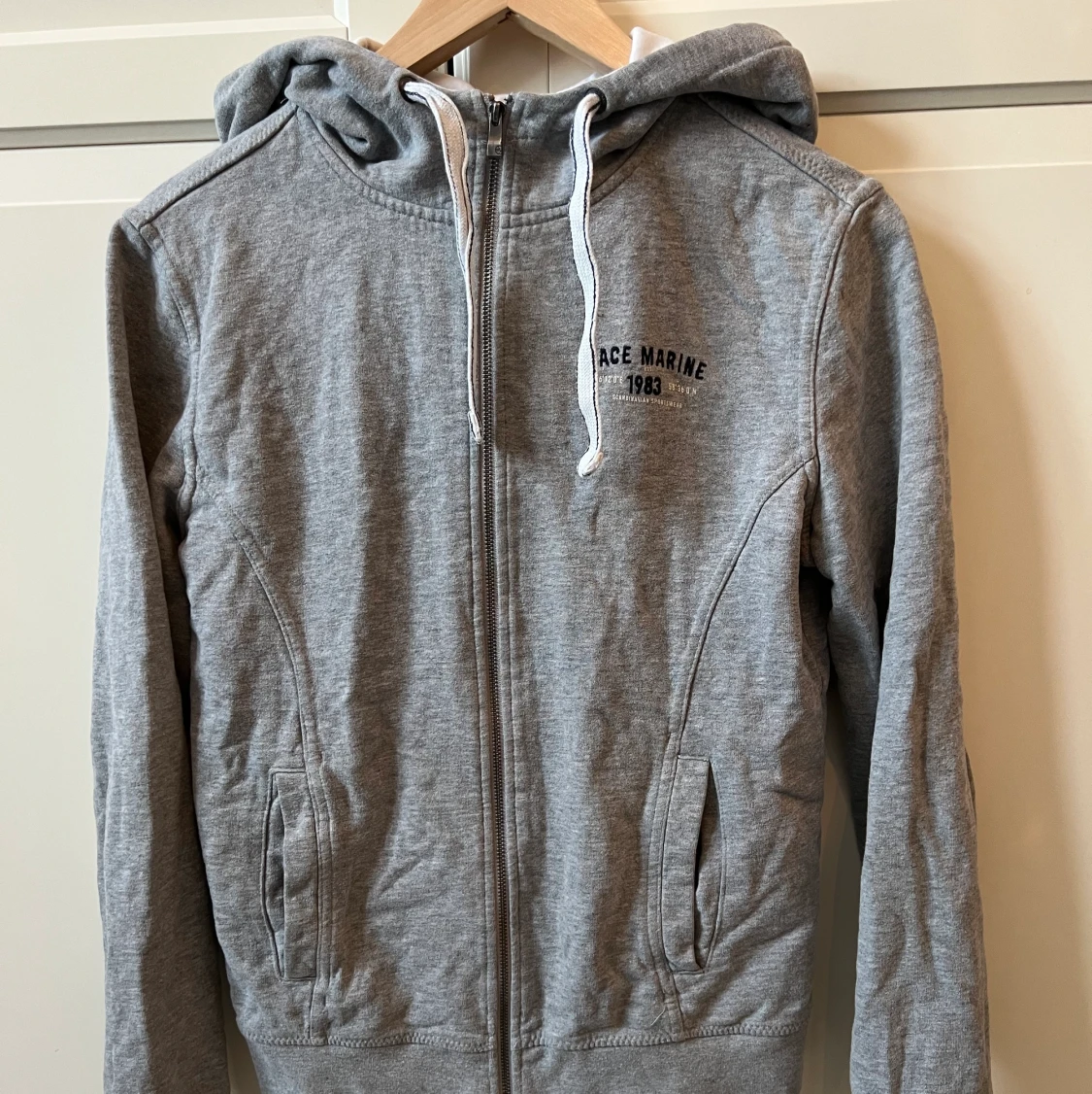 Grå hoodie 