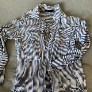 Skjorta från Zara - Jättefin skjorta från Zara, lite skrynklig på bilden men den är fortfarande i bra form. Några fläckar på insidan av kragen som inte stans när man har den på sig. Om du är intresserad kan du skriva till mig. Det är först i kvarn, och köparen står för frakten💕