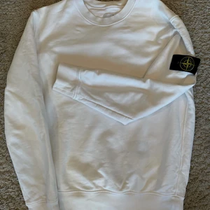 Stone Island Crewneck Vit - Fläck och skadefri Crewneck från Stone Island i strl Large. Köpt på Stone Islands butik i Stockholm för 2100kr, tag finns kvar. 1400kr köparen står för frakten. Kan mötas upp i Jönköping.