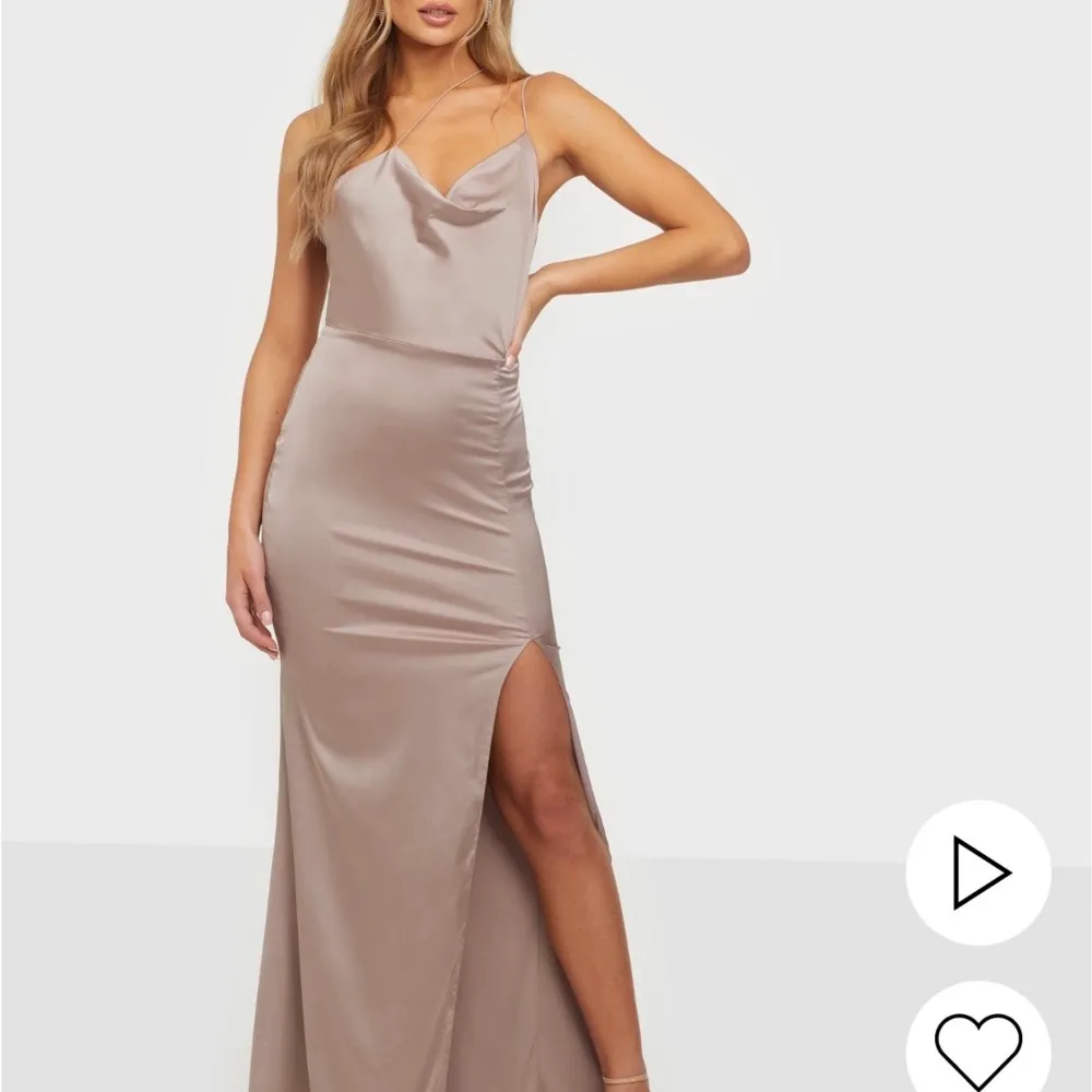 Säljer denna slutsålda balklänning från Nelly då jag beställde flera och valde en annan🥰 storlek 38, stretchigt tyg, sitter jättefint och väldigt bekväm! Bilderna är från hemsidan, bara att fråga om egna bilder!. Klänningar.