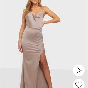 Säljer denna slutsålda balklänning från Nelly då jag beställde flera och valde en annan🥰 storlek 38, stretchigt tyg, sitter jättefint och väldigt bekväm! Bilderna är från hemsidan, bara att fråga om egna bilder!
