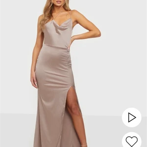 Balklänning från Nelly - Säljer denna slutsålda balklänning från Nelly då jag beställde flera och valde en annan🥰 storlek 38, stretchigt tyg, sitter jättefint och väldigt bekväm! Bilderna är från hemsidan, bara att fråga om egna bilder!