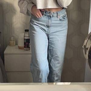 Ett par jeans ifrån Lager 157. Köpa för 300kr och säljer för 100. Använda en del, men inga skador eller fläckar. Dem är i storlek Xs men lite stora. Dem är högmidjade. Köparen står för frakt💓