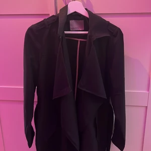 Jacka - Säljer denna fina kappan ifrån Veromoda,den är använd endast några gånger, väldigt fin nu till våren och passar perfeckt nu när det inte är lika kyligt ute, den är i storlek M men passar även för de som har s, säljer den för 150+frakt