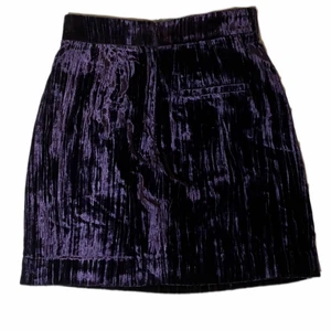 Velvet minikjol - Lila velvet minkjol från &other stories i stl 34