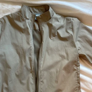 Nike vårjacka  - Vintage nike jacka perfekt för våren 💛 