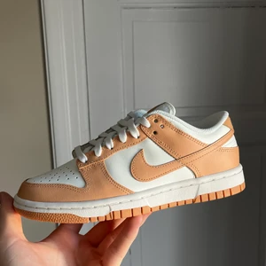 Nike dunk low harvest/moon - Superfina låga dunks i vit och ljusbrun! Jag har endast två par i storlek 37.5 kvar så var snabb om du vill köpa ett par!:) Hör gärna av dig vid frågor, jag har kvitto:) Tar bara swish!