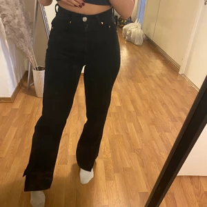 Gina tricot  - Byxor från Gina i petite serien. Dom har slits ned till och köpta för någon månad sen! Storlek 32. Säljer på grund av att dom blivit för små för mig då jag gått upp mycket i vikt! 350 kr oså kan ni betala 30 kr för frakten, så står jag för resten!