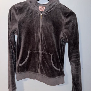 Juicy couture kofta - Super fin juicy couture kofta köpt second hand, Den är i en jätte snygg brun/grå färg och har rosa detaljer på baksidan! Är i storlek M men skulle säga mer XS-S stämmer💋