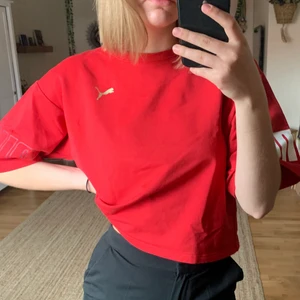 Puma träningströja - Röd, croppad träningströja från Puma. Knappt används därmed i väldigt god skick :) köparen står för frakt, hör av dig för mer info/bilder😊