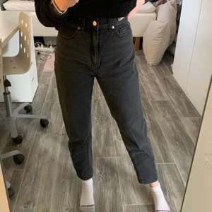 Jeans från H&M  - Jeans från H&M i fint skick, knappt använda. Strl 34. Finns att hämta i Köping, ev. frakt betalas av köparen. 