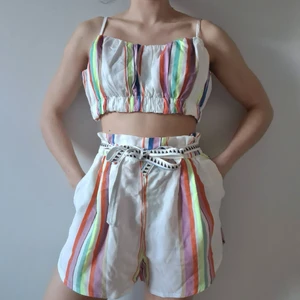 Snygg randigt set från H&M + LEMLEM - Somrigt, färgglatt, randigt set från H&Ms samarbete med Liya Kebede, kollektion LEMLEM. Helt oanvänt! Prislapp kvar. Toppen är stl: M och shortsen är stl: S.    200 kr för hela setet.