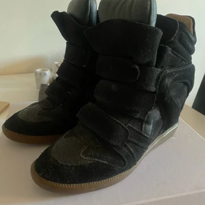 Isabel Marant  - Isabel Marant skor i storlek 40. ✨ de är i väldigt bra skick. Jättefin sko som jag vill ska komma till användning 🌸🌸 Nypris 4000kr