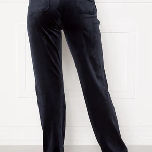 Juciy  - Söker dom mörkblå byxor eller dom i mörkgrönt