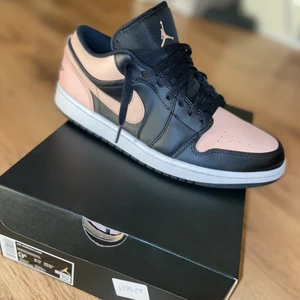 Jordan 1  - Jordan 1 Low Black/Arctic Orange-White i storlek 43. Dem är endast använda fåtal gånger, skulle jag säga cond: 9/10! Kvitto från FootLocker finns att få med. Kan mötas upp i Kalmar, annars står du för frakten! Skriv för fler bilder! 