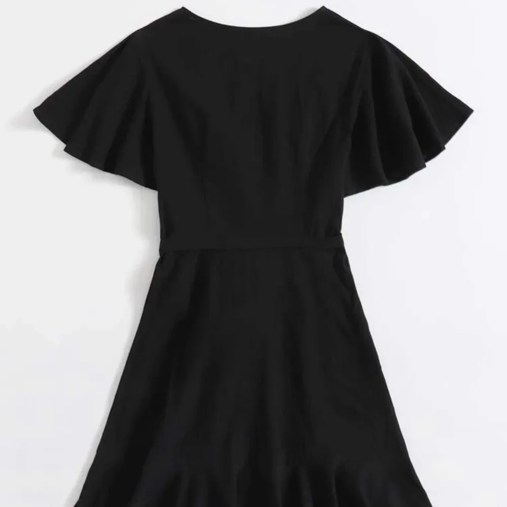 Säljer denna svarta linne klänning då jag tyvärr råkat köpa fel storlek. Omlott knytning och fin nu till sommaren. Möts upp vid slussen. Passar s-m🕺. Klänningar.