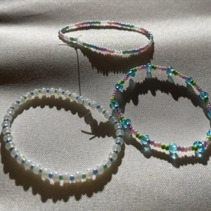 Armband  - Pastellarmband perfekt till sommaren! Kan göras utefter dina färgönskemål. 20 kr st. 🌷😊