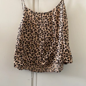 linne - leopard linne från H&M i strl barn 12år vet inte vad jag köpte den för men den är rätt så gammal men inte använd så ofta. säljer för 30kr men 15kr om man vill mötas upp (linköping)