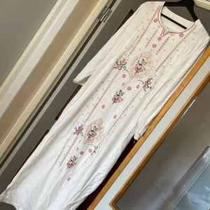 Arabisk klänning från vi Dubai  - Helt oanvänd. Jättefin arabisk klänning 