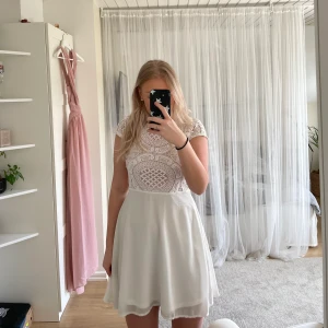 Vit klänning  - Vit klänning i storlek 38 som passar perfekt till student, konfirmation eller skolavslutning!!! Endast använd en gång!!! Ordinarie pris 499kr (frakten kan variera beroende på om man vill ha spårbart eller inte!) skriv om du har några frågor eller vill ha fler bilder🥰🥰 pris kan diskuteras